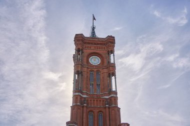 Berlin 'de eski bir tuğla bina, arkasında mavi gökyüzü olan Almanya