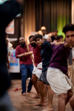 Çekiciliğe katılan Hintli insanların görüşü