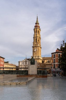 İspanya, Zaragoza 'daki Kurtarıcı Katedrali' nin dikey çekimi.