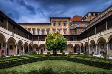 Kasvetli bir günde Santa Maria Novella Bazilikasının iç bahçe manzarası, Floransa