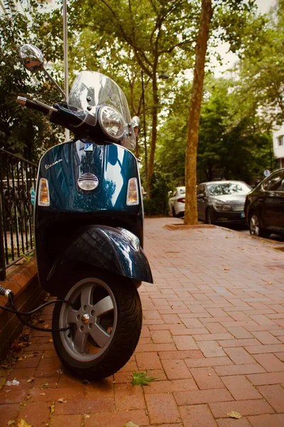 Colpo Verticale Una Moderna Moto Blu Una Strada Tranquilla — Foto Stock