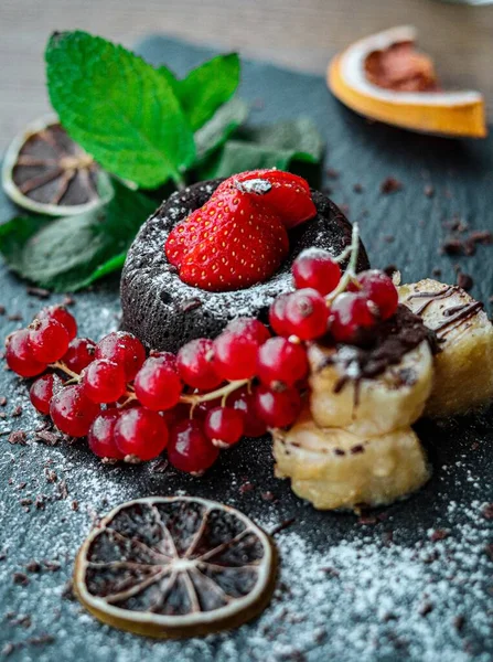 Primer Plano Deliciosos Postres Con Pasteles Chocolate Fresas — Foto de Stock