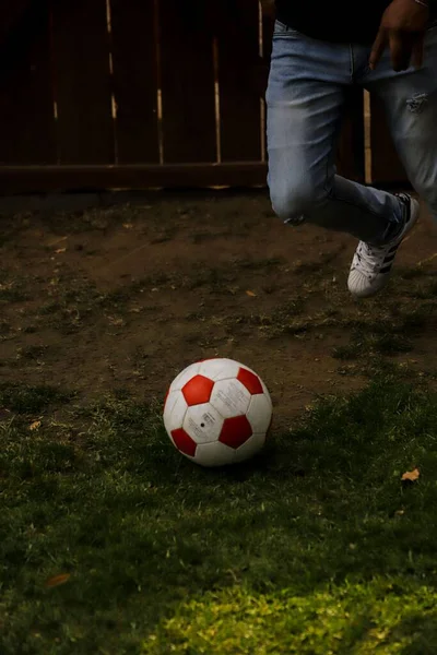 Futbol Topuna Doğru Koşan Birinin Bacaklarının Dikey Görüntüsü — Stok fotoğraf