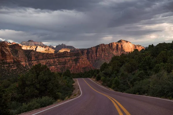 Eine Flache Aufnahme Einer Straße Die Die Berge Utah Usa — Stockfoto