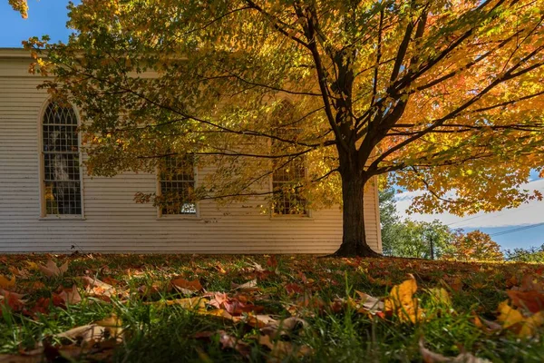 秋の木々に囲まれた教会の裏側には 米国ニューヨーク州ウォリック村の明るい日に — ストック写真
