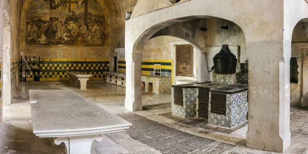 Een Afbeelding Van Een Keuken Met Een Stenen Tafel Certosa — Stockfoto