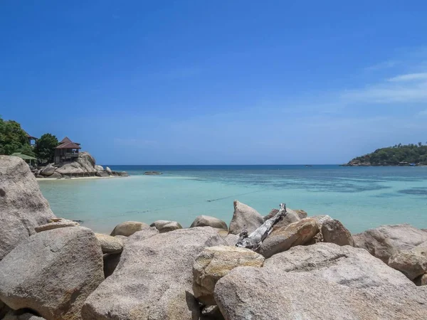 Piękny Widok Plażę Kamieniami Wyspie Pod Czystym Niebem — Zdjęcie stockowe