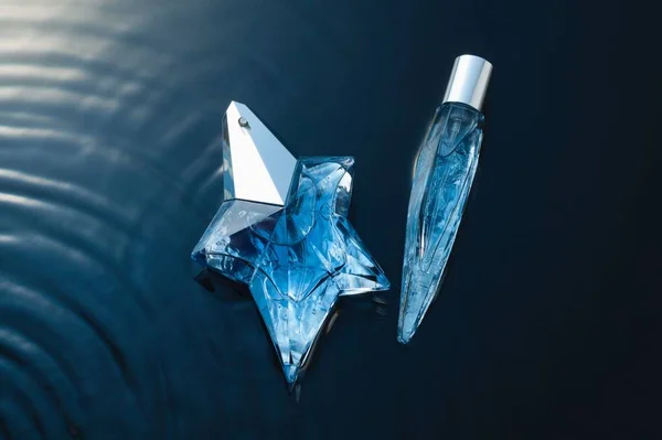 Gros Plan Des Bouteilles Parfum Bleu Arrière Plan Dynamique Avec — Photo