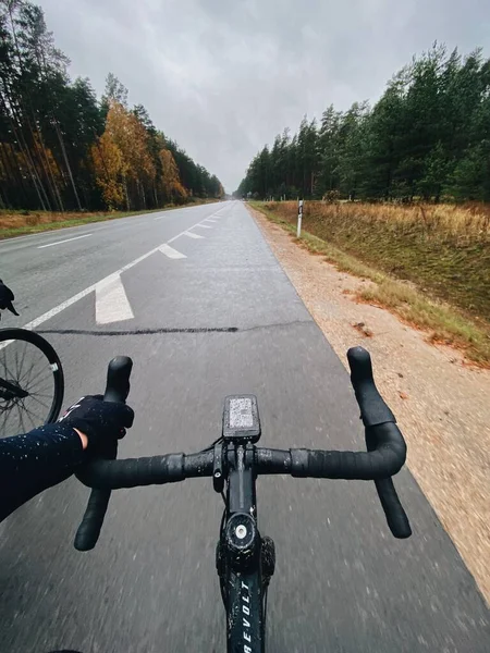 Ein Fahrradlenkrad Hintergrund Der Straße — Stockfoto