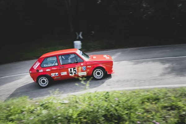 在意大利佩萨罗举行的比赛中 一辆红色轿车在爬坡比赛中被架起 — 图库照片