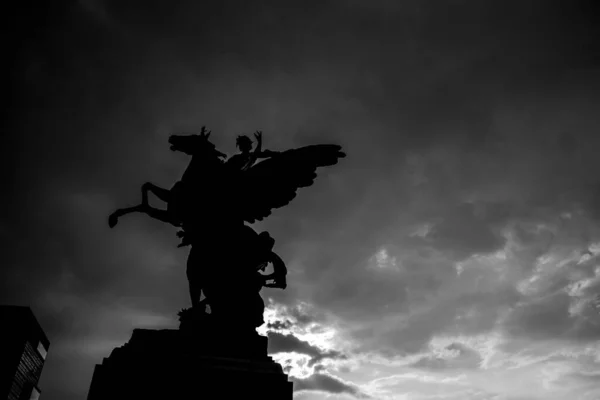 Der Reiter Auf Einer Pegasus Statue Eine Monochrome Aufnahme — Stockfoto