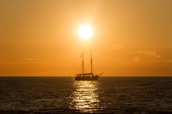 Μακρινή Θέα Ιστιοπλοϊκού Σκάφους Στο Φόντο Ηλιοβασιλέματος Στο Ροβίνι Της — Φωτογραφία Αρχείου