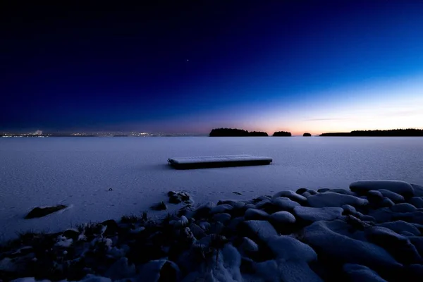 在一个美丽的冬夜 从岩石海岸捕捉到的冰冻湖景 — 图库照片
