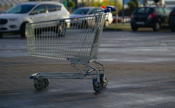 Egy Üres Bevásárlókocsi Bolt Melletti Parkolóban — Stock Fotó
