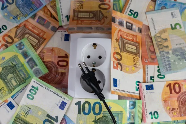 Uma Tomada Eléctrica Entre Muitas Notas 100 Euros — Fotografia de Stock