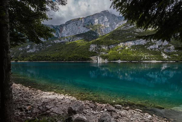 緑豊かな山間部にある湖の美しい風景 — ストック写真