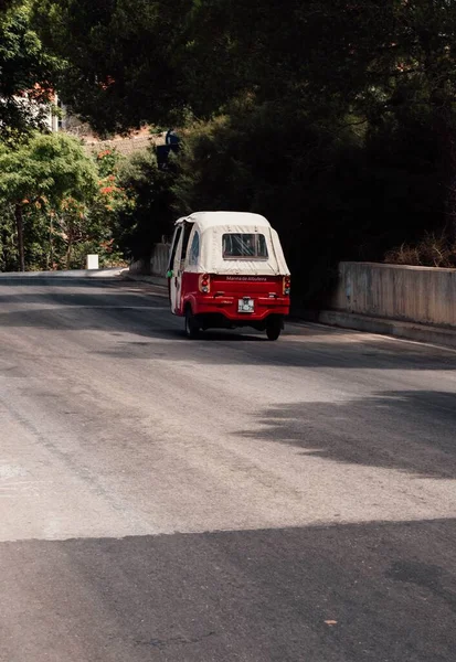 Tuktuk Vermelho Nas Ruas Albufeira Portugal — Fotografia de Stock