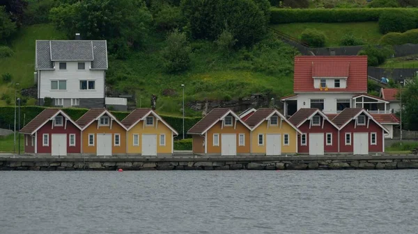 Eine Schöne Aufnahme Von Fischerhäusern Ufer Von Sauda Norwegen — Stockfoto
