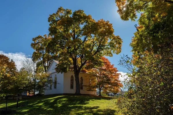 秋の木々に囲まれた教会の裏側には 米国ニューヨーク州ウォリック村の明るい日に — ストック写真