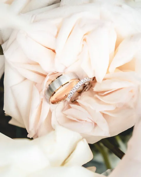花の上の結婚指輪のカップル — ストック写真