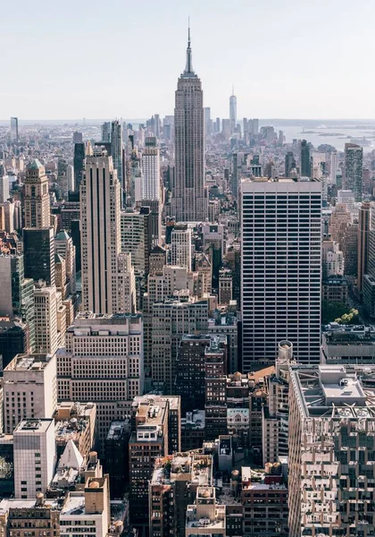 ニューヨーク アメリカの青い空に対する帝国国家ビルの垂直ショット — ストック写真