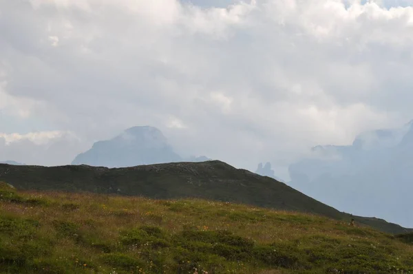 Красивый Пейзаж Больших Гор Альп Италии Против Облачного Неба Дневное — стоковое фото