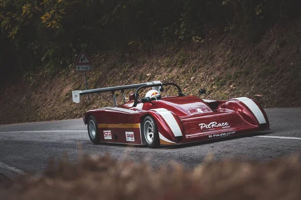 Červené Auto Postavené Během Rychlostního Závodu Italského Šampionátu Pesaru — Stock fotografie