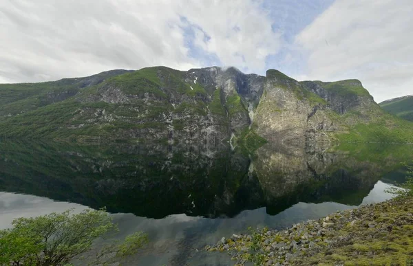 Uma Vista Paisagem Das Montanhas Rochosas Refletida Água Ardalsfjorden Área — Fotografia de Stock