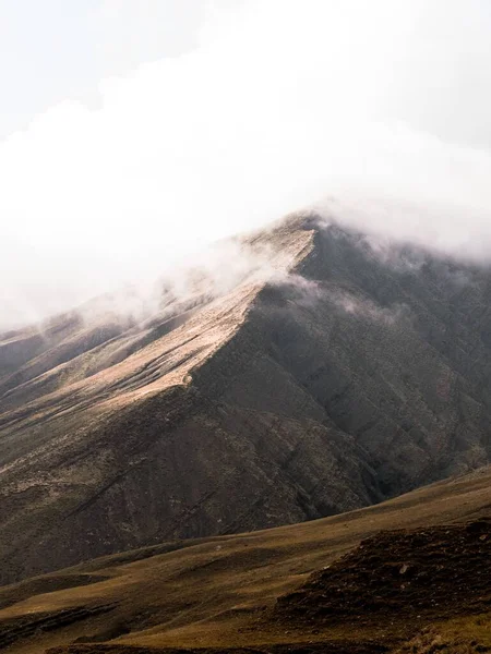 Güzel Dağların Üzerinde Bulutların Manzaralı Dikey Görüntüsü — Stok fotoğraf