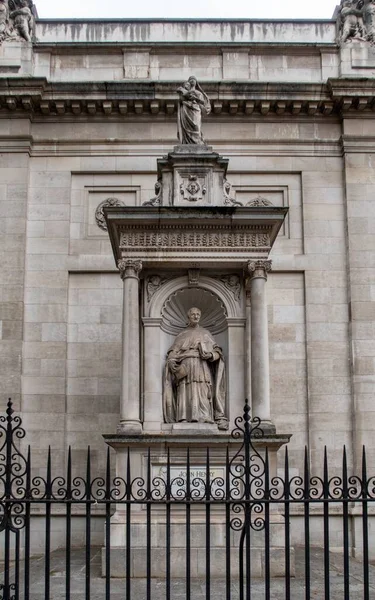 Eine Vertikale Aufnahme Einer Statue Von John Henry Kardinal Newman — Stockfoto