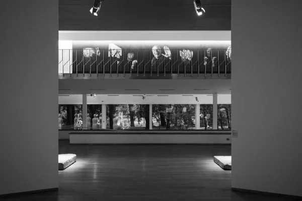 イグナツィオ ガルデッラによるマネキンと現代的な展示スペースPac グレースケールショット — ストック写真
