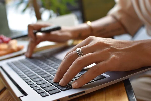 Close Mãos Femininas Trabalhando Laptop Café — Fotografia de Stock