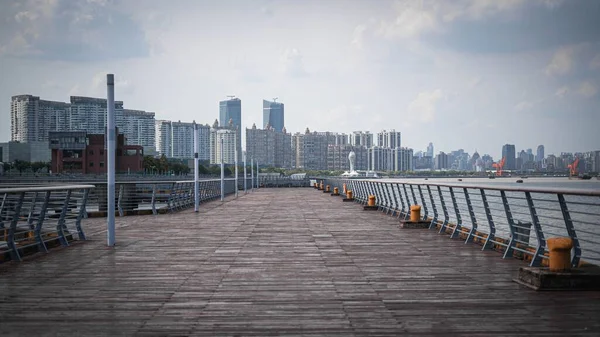 徐辉地区的一条以市中心和摩天大楼为背景的公园小径 — 图库照片