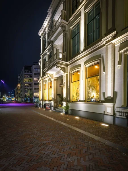 Eine Vertikale Aufnahme Der Außengestaltung Des Finch Hotels Mit Blick — Stockfoto