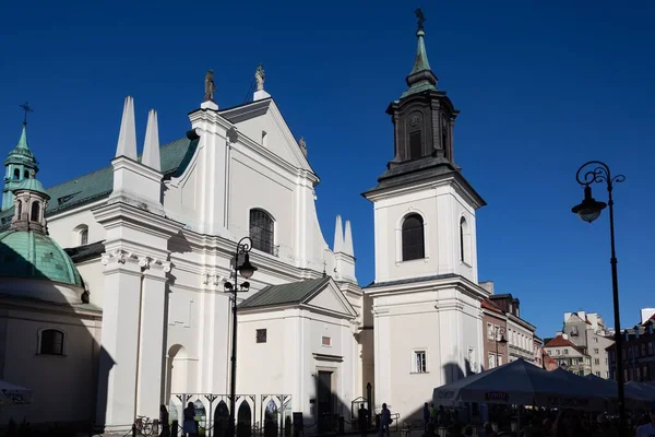 ポーランド ワルシャワのフェタ通りにある聖ヒヤシンス教会のファサード — ストック写真