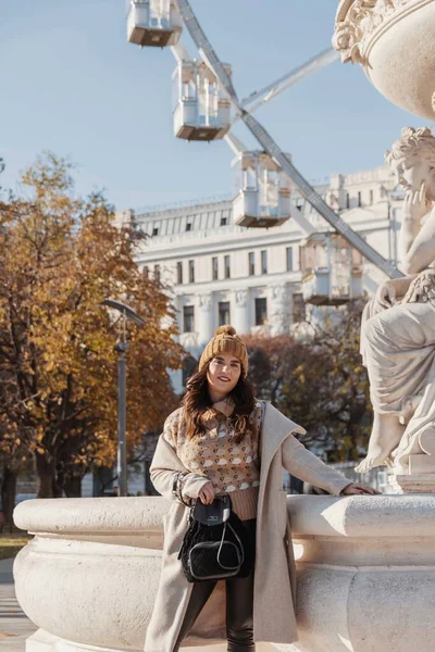 Вертикальное Изображение Привлекательной Женщины Позирующей Перед Колесом Обозрения Будапешта Осенью — стоковое фото