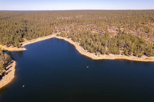アメリカ合衆国アリゾナ州の森の近くにあるウィロースプリングス湖の空中ドローン撮影 — ストック写真