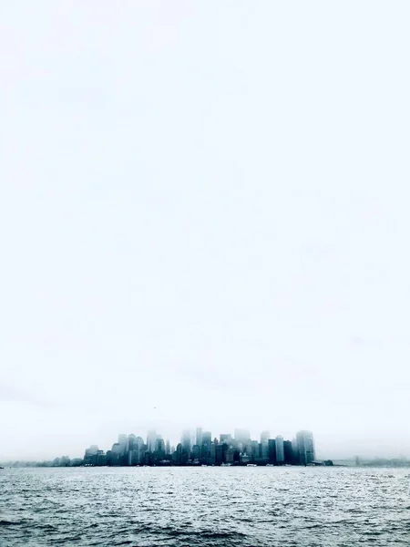Vertical Shot City Skyline Mist Captured Sea — Stock Photo, Image