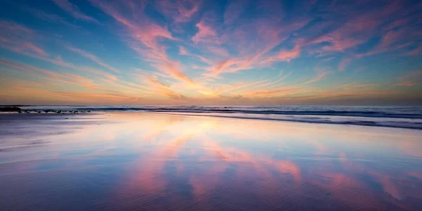 Belo Pôr Sol Sobre Oceano Com Rochas — Fotografia de Stock