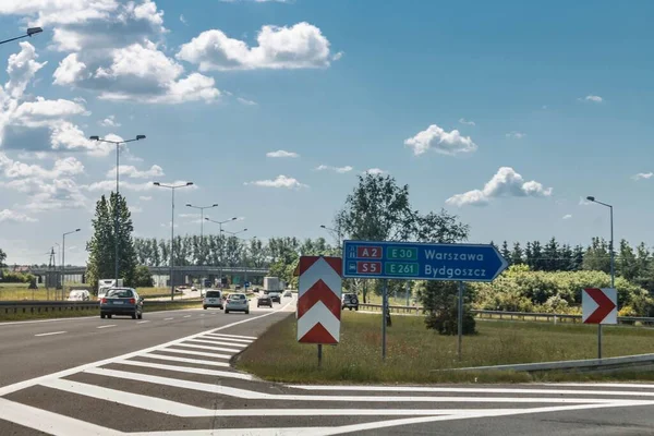 폴란드의 표지판 도로를 도시로 표지판 비알리 스토크 바르샤바 — 스톡 사진
