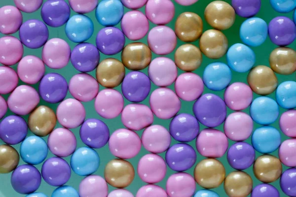 Yeşil Bir Yüzey Üzerinde Küçük Renkli Yuvarlak Şekilli Şekerlemelerin Üst — Stok fotoğraf