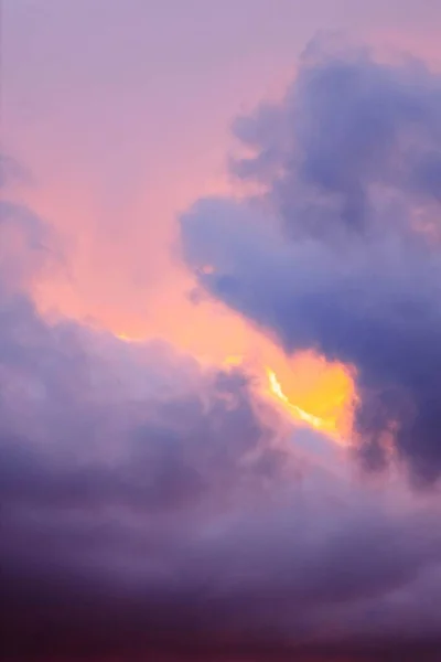 Una Toma Vertical Una Hermosa Escena Puesta Sol Color Púrpura — Foto de Stock