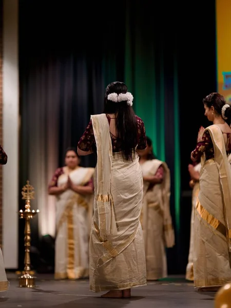 Krásné Indické Dívky Tradičních Šatech Předvádějící Uvítací Tanec Během Festivalu — Stock fotografie
