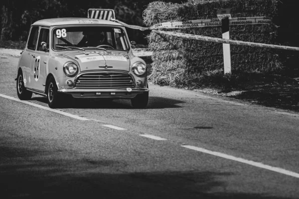 Skala Szarości Samochodu Wystawionego Podczas Pod Górkę Bieg Włoskiego Mistrzostwa — Zdjęcie stockowe