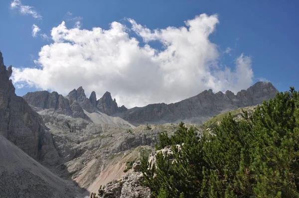 Piękna Scena Cadini Grupy Pasmo Gór Błękitnym Zachmurzonym Niebem Włoszech — Zdjęcie stockowe