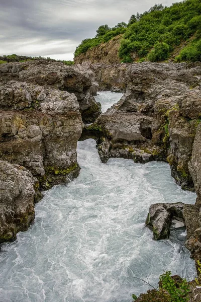 Der Schöne Wasserfall Fließt Über Die Felsen Island Mit Üppigen — Stockfoto