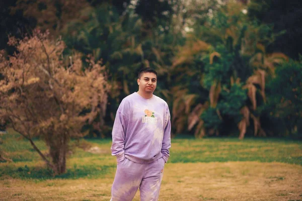 紫のネクタイ色のスポーツ衣装を着た若いヒスパニック系の男 — ストック写真