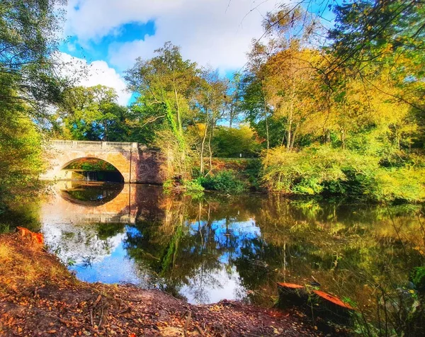 Красивое Осеннее Озеро Мостом Деревьями Отраженными Нем — стоковое фото