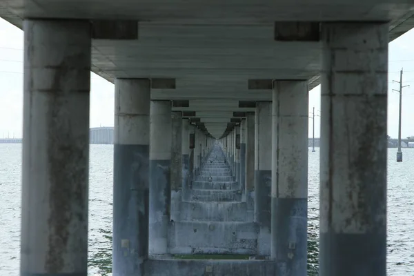 長く高い桟橋の下の眺め — ストック写真