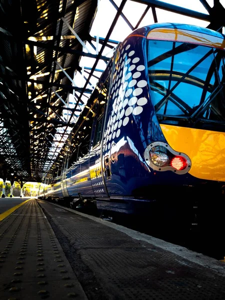 Vertikální Detailní Záběr Vlakového Nádraží Moderním Železničním Vozem Pozadí — Stock fotografie
